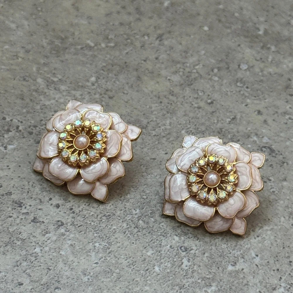 💖4/$30 NEW Elegant Floral Pearl Earrings - Picture 3 of 4